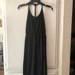 Black sleeveless “T” back dress!